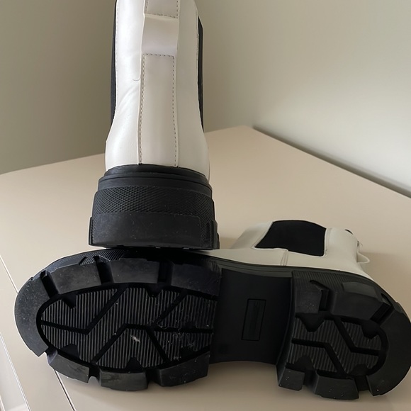 FLASH SALE - CUSHIONAIRE WHITE CLOVER slip on ankle Chelsea boot. Size 8 1/2 - Picture 5 of 5